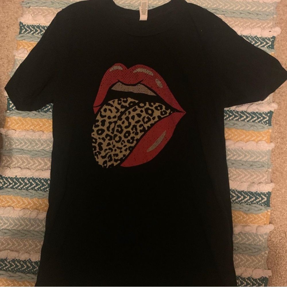 Canva indie and y2k rolling stones band tee!! color is black and size small